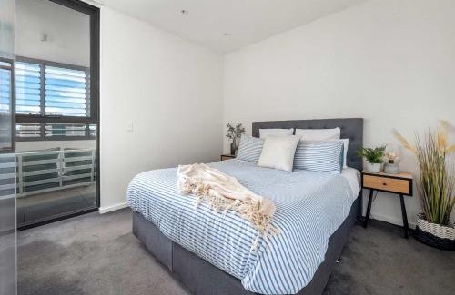 Newcastle Apartment | Worth - Happy Honeysuckle - Free Internet