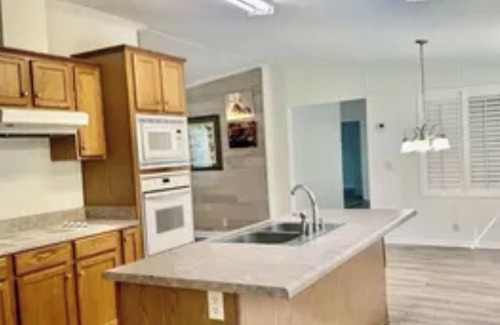 Utica House | Wow 3 hotel rooms in 1 perfect stay over, thru Hinds County, Pets are allowed!