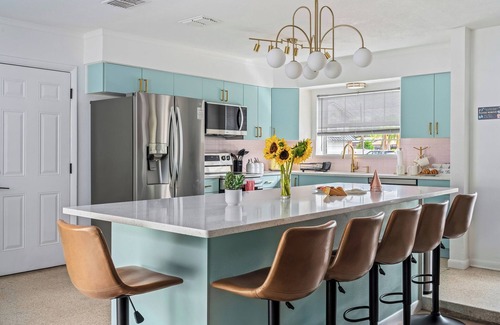 Largo House | WOW 6 BR Ice Cream House, Heated pool, 10 mins to Beach, BBQ, Karaoke, Fire pit