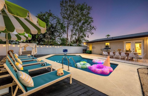 Largo House | WOW 6 BR Ice Cream House, Heated pool, 10 mins to Beach, BBQ, Karaoke, Fire pit
