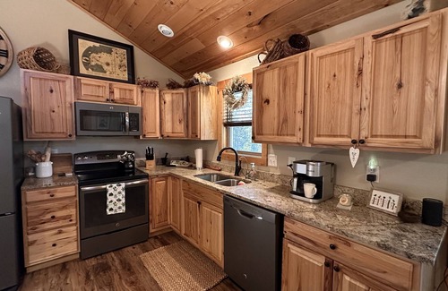 Murphy Cabin | WOW! Beautiful Modern Mountain Cabin- Cozy-Peaceful-Secluded-Fire Pit-Wifi-Pets