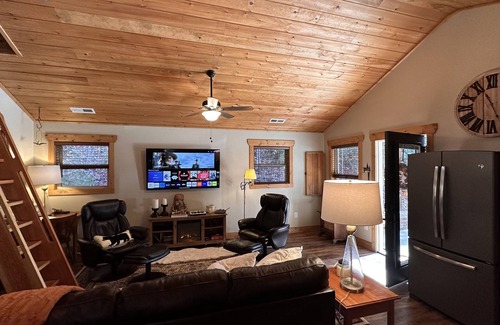 Murphy Cabin | WOW! Beautiful Modern Mountain Cabin- Cozy-Peaceful-Secluded-Fire Pit-Wifi-Pets