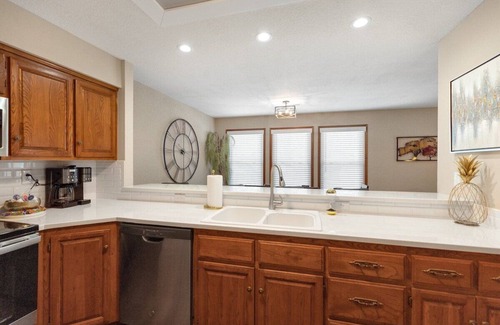 Bella Vista House | WOW! Beautifully Updated 3 Bed 1 Level Townhouse w/Bike Storage CloseTo It All!