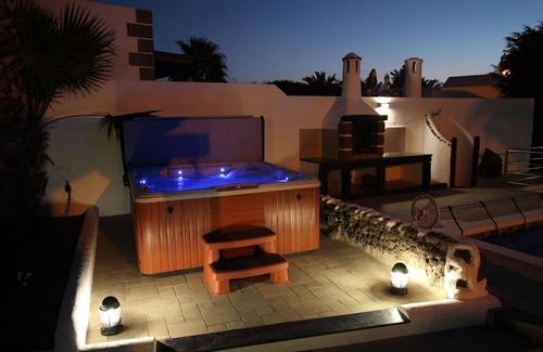 Los Mojones Villa | Wow! Contempory Rustic,2 Bed, H/pool, WIFI, H/tub, jacuzzi Sheer Luxury