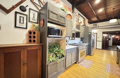 Eagle River Cabin | WOW Huge Catfish Lake Home 13br 5ba, Sleeps 26, Eag River Chain/weddings/events
