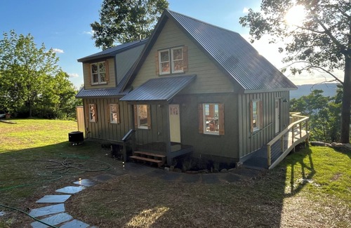 Great Cacapon Cabin | Wow! Look @ That View! Sleeps 7, cabin with AC, Wifi, lots of games.