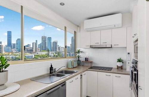 Kangaroo Point Apartment | Wow! ~ Skyline City, Water + Story Bridge Views