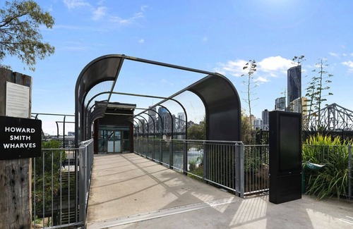 Kangaroo Point Apartment | Wow! ~ Skyline City, Water + Story Bridge Views