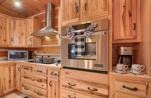 Logan Cabin | Wow! Timber Ranch Lodge, 43 acres, Sleeps 12, Family and Pet Friendly!