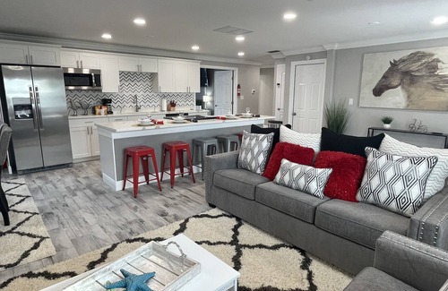 Seminole House | ☀️WOW☀️ UPDATED with HEATED POOL & HOT TUB HOME 5 MIN TO BEACH 3BD 2BA 2 KING BEDS