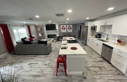 Seminole House | ☀️WOW☀️ UPDATED with HEATED POOL & HOT TUB HOME 5 MIN TO BEACH 3BD 2BA 2 KING BEDS