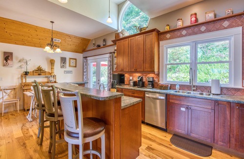 Waynesville House | Wow Views!, Luxury Hm, walk to Main St, Deck & Patio, FirePt w/Pergola