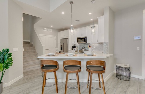Ocotillo Condo | Wowie! This Resort Style Penthouse is it! 30 night Min