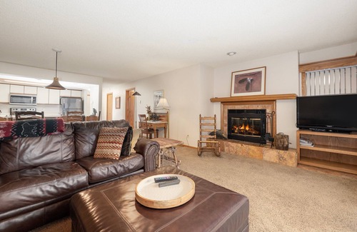 Grand Lake Condo | Wraparound Deck with Panoramic Views, Firepit, Close to Downtown Grand Lake
