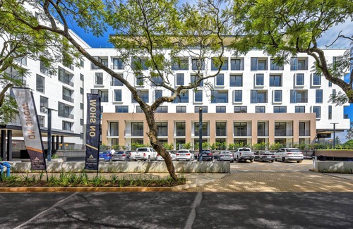 Greater Johannesburg Metropolitan Area Apartment | Wrapped in Rosebank Chic Comfort