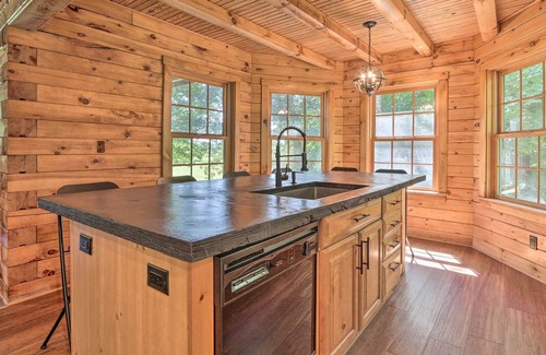 Amanda Cabin | 'Wren's Nest Cabin' on 15 Acres w/ Hot Tub!
