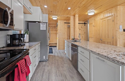 Red River House | "Wright on the River" 5 Star-Riverfront-Large Cabin-WIFI-Firepit-Large Deck