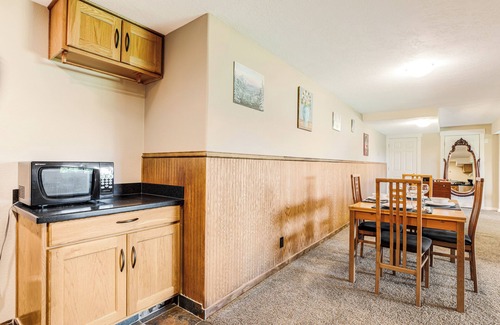 Dundee House | Wrightway Hideaway: A two bedroom guest-suite in the Dundee foothills