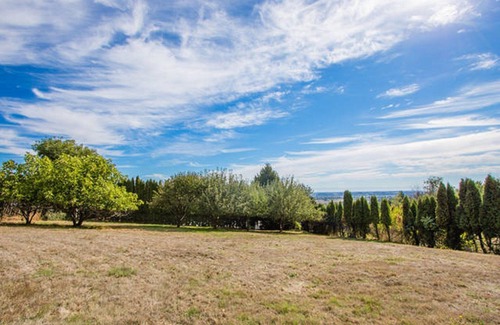 Dundee House | Wrightway Hideaway: A two bedroom guest-suite in the Dundee foothills