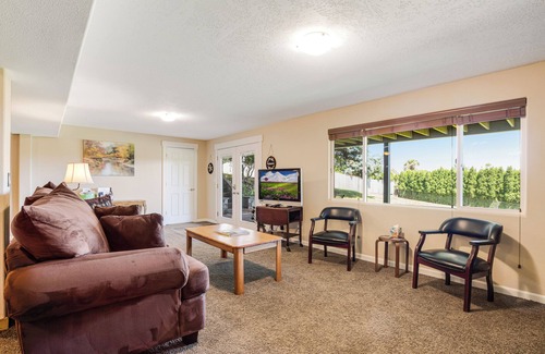 Dundee House | Wrightway Hideaway: A two bedroom guest-suite in the Dundee foothills