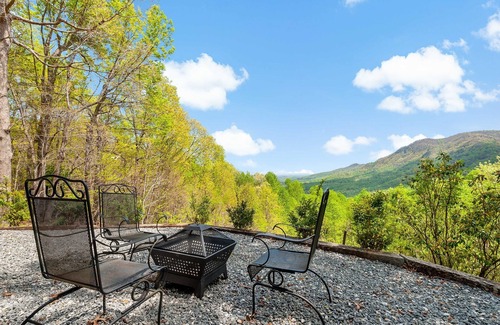 Piney Mountain House | Writer's Block - Big View, Fire Pit, Great Getaway