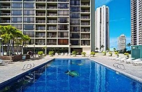Waikiki Apartment | WS2105 Paradise Awaits Parking, Beach Pool & Gym