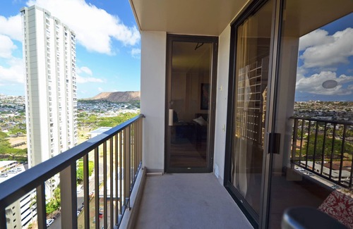 Waikiki Apartment | WS2105 Paradise Awaits Parking, Beach Pool & Gym