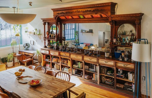 Fells Point House | Wyatt's Saloon | Guest House 2
