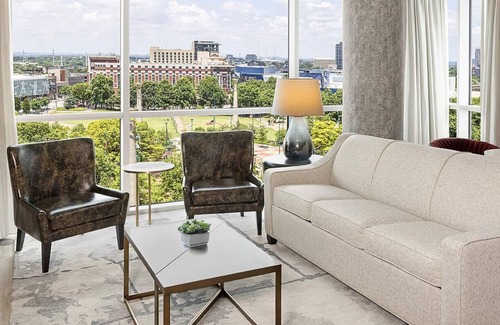 Fairlie-Poplar Historic District Resort | Wyndham Atlanta Resort King 1 Bedroom Presidential Suite