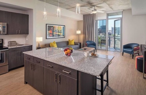 Warehouse District Condo | Wyndham Austin Luxurious 2 Bedroom with Kitchen