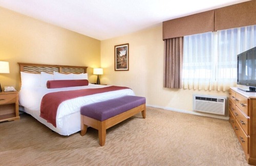 Anaheim Resort Hotel | Wyndham Dolphin's Cove - 2 Bedroom Deluxe
