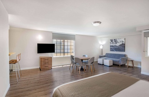 Midway-Pacific Highway Hotel | Wyndham Garden San Diego Near SeaWorld