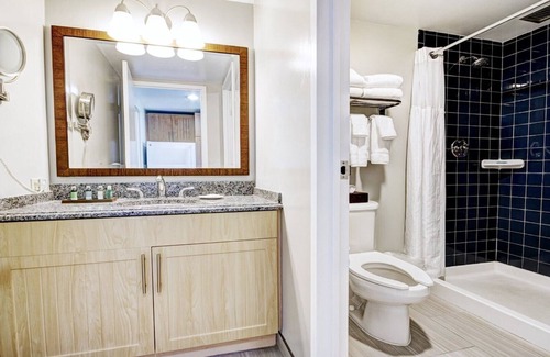 Historic Hill Resort | Wyndham Inn on the Harbor 1-Bedroom Suite – Coastal Charm in Newport, RI