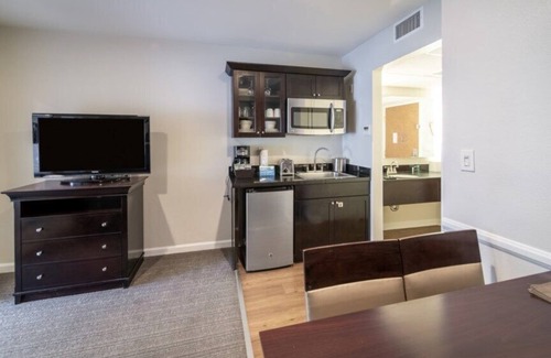 Anaheim Resort Hotel | Wyndham Peacock Suites - Spacious 1 Bedroom