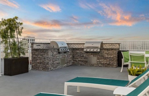 Park West Apartment | Wyndham Victorian style 2 bedroom condo in San Diego near Hillcrest & Downtown