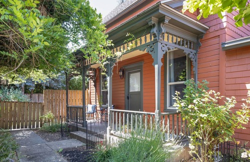 Carlton House | Wynkoop: Taste of Europe | Walk to Wineries | Pet Friendly