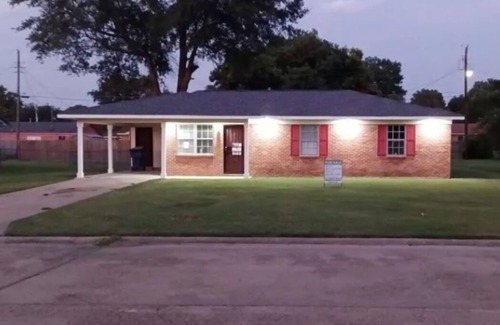 Hollandale House | X Marks the Spotn3 Bedrooms, 4 Beds, 1 bathroom House. Newly remodeled.