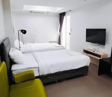 Wang Burapha Phirom Apartment | X Mitr Inn The Grand Palace Bangkok - Mrt Samyot Station