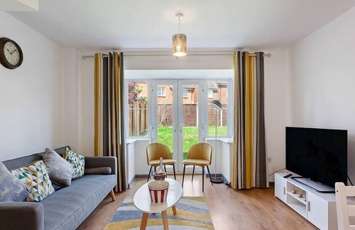 Little Hay House | Xclusive Living Stay near Airport / NEC, The Leyburn