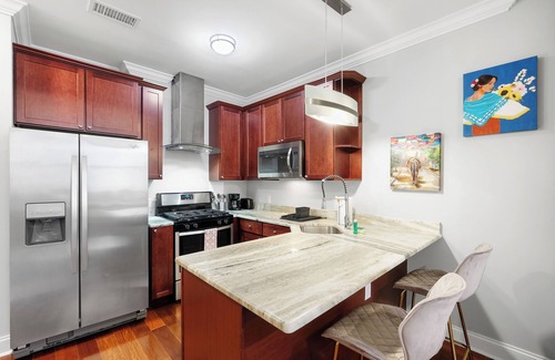 Olde Kensington Apartment | XL Studio -Deluxe Studio: Pool & Concierge