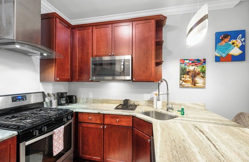 Olde Kensington Apartment | XL Studio -Deluxe Studio: Pool & Concierge