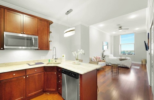 North Philadelphia East Apartment | XL Studio - Studio w/Pool & Scenic Rooftop