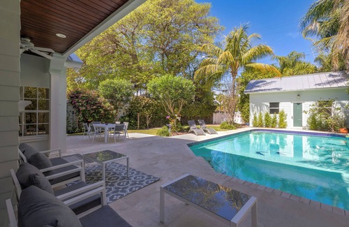 Birch Park Finger Streets House | XMAS Available, Deckland Beach House, 2 mins to the Beach. Family Pool Home!
