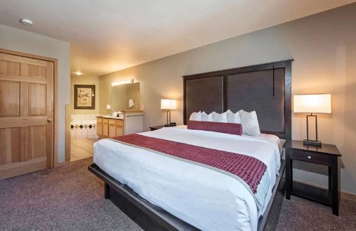 Four O'Clock Resort | XMAS SKIING IN Breckenridge, FABULOUS GRAND TIMBER LODGE 12/19/25 -12/26/25