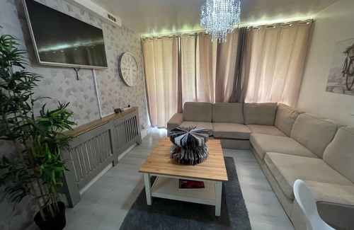 Eltham South Apartment | Xtra 4-bedroom apartment in London with WiFi
