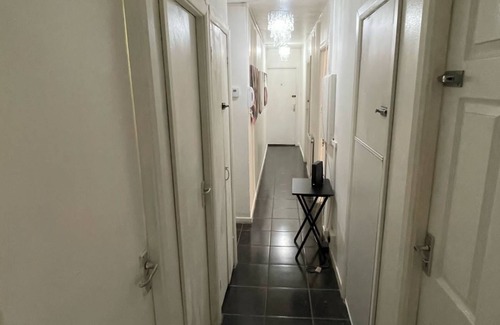 Eltham South Apartment | Xtra 4-bedroom apartment in London with WiFi