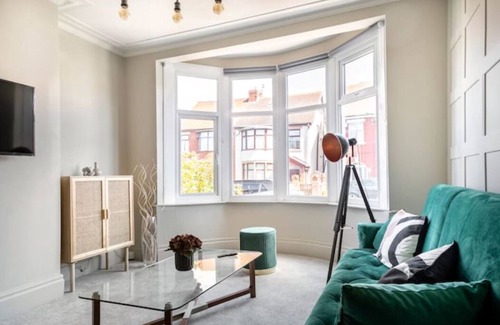 Blackpool House | Xxfabulousxx 4 bed Semi Sleeps 8