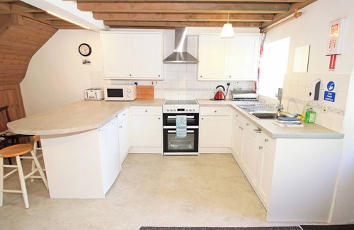 Llanbedr Cottage | Y BEUDY (THE OLD BYRE), pet friendly, with a garden in Llanbedr