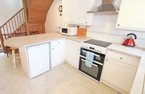Llanbedr Cottage | Y BEUDY (THE OLD BYRE), pet friendly, with a garden in Llanbedr