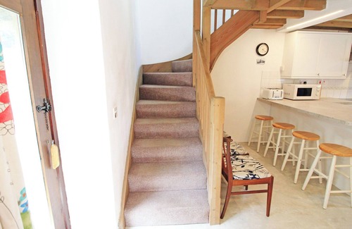 Llanbedr Cottage | Y BEUDY (THE OLD BYRE), pet friendly, with a garden in Llanbedr